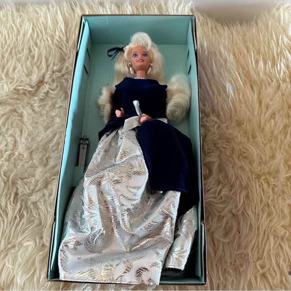 Vintage New in Box Winter Velvet Barbie Doll - Picture 4 of 13
